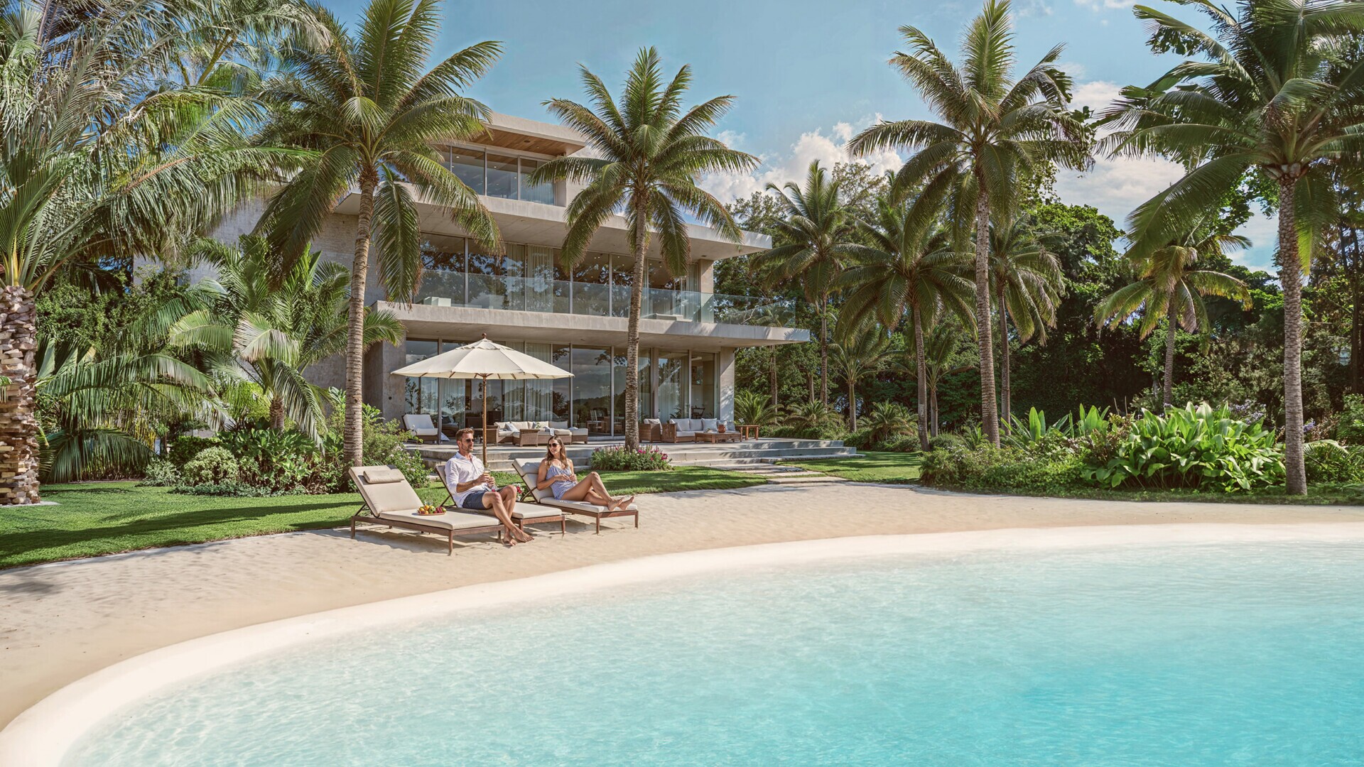 Private crystalline lagoon with white sand beach in the backyard of an ultra-luxury home – Small Lagoons by Crystal Lagoons™ Private Edition